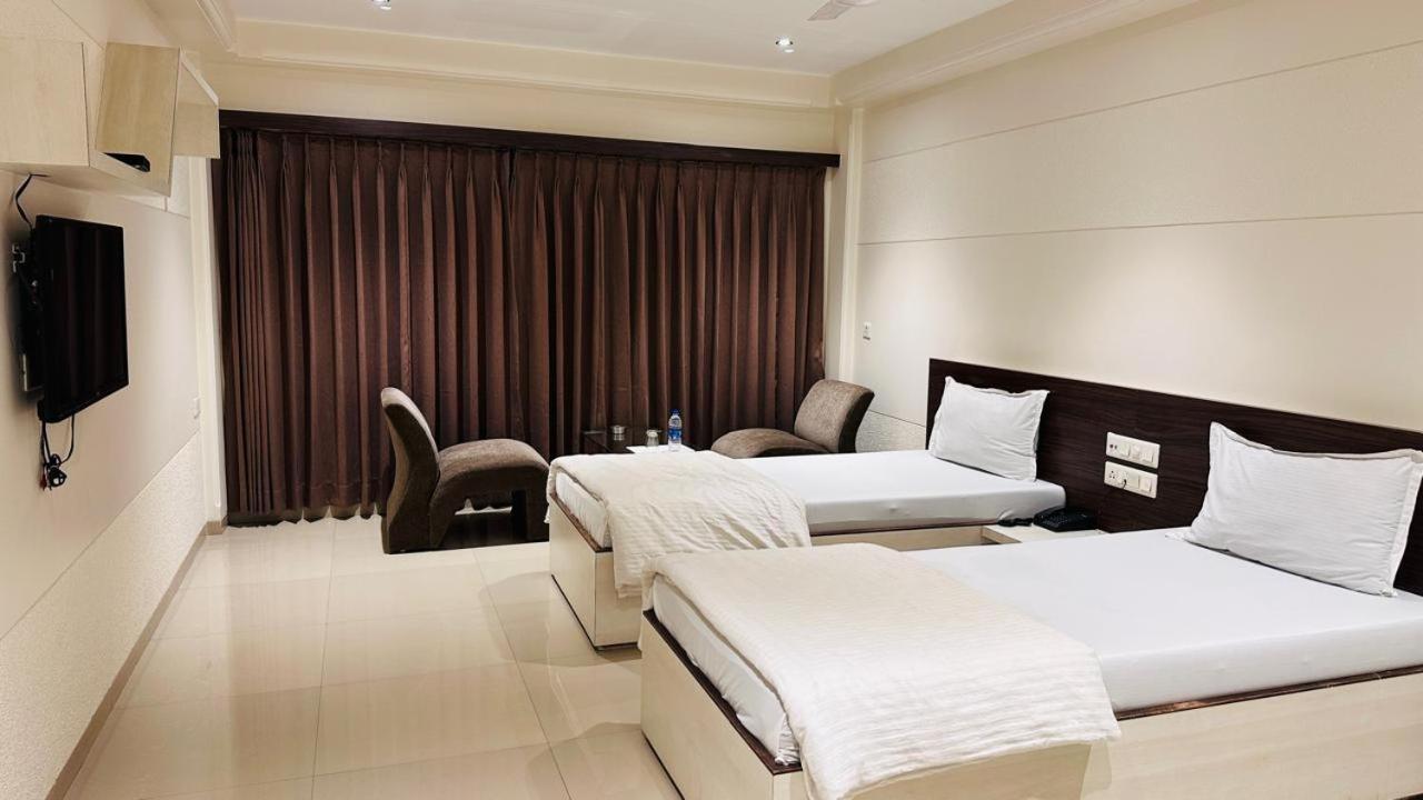 Hotel Ostria Surat Dış mekan fotoğraf