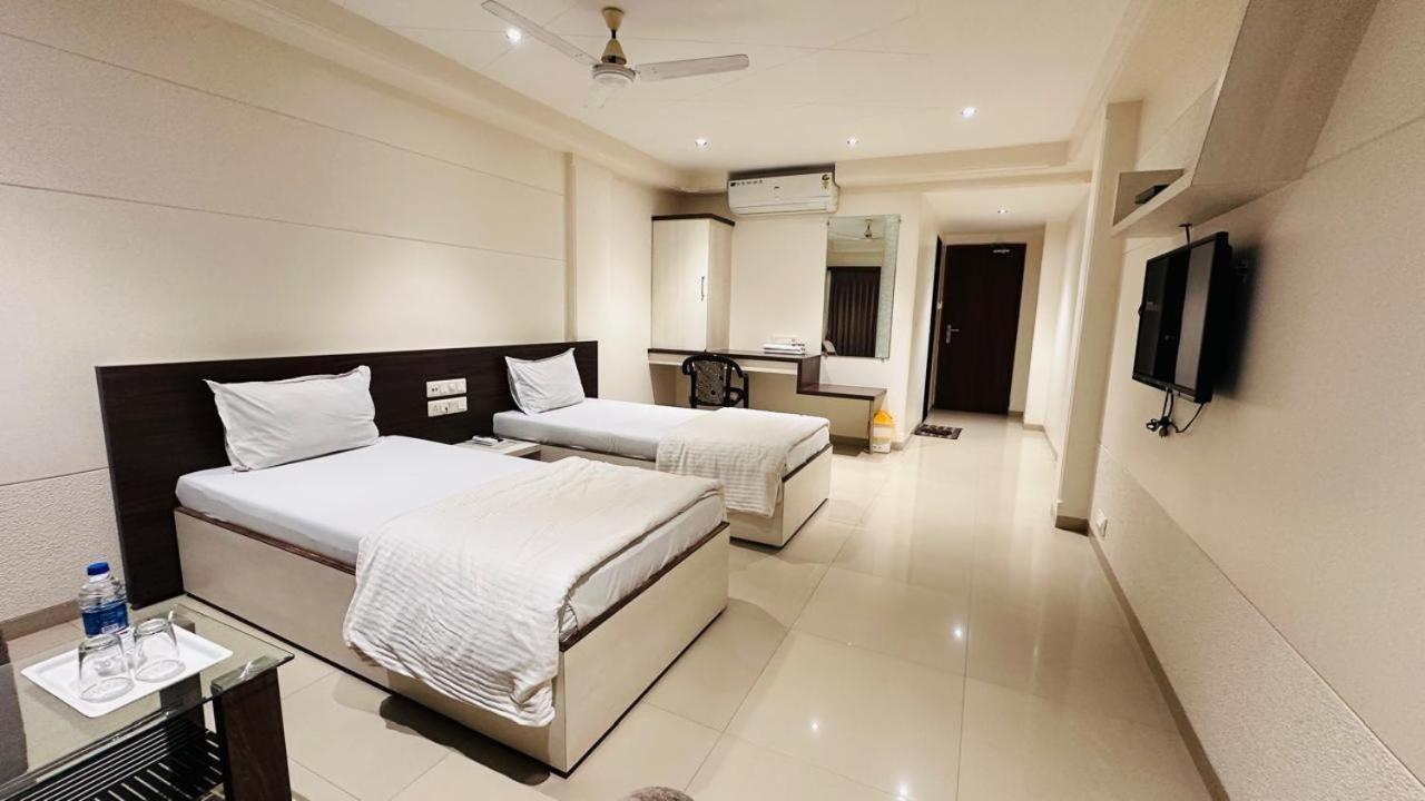 Hotel Ostria Surat Dış mekan fotoğraf