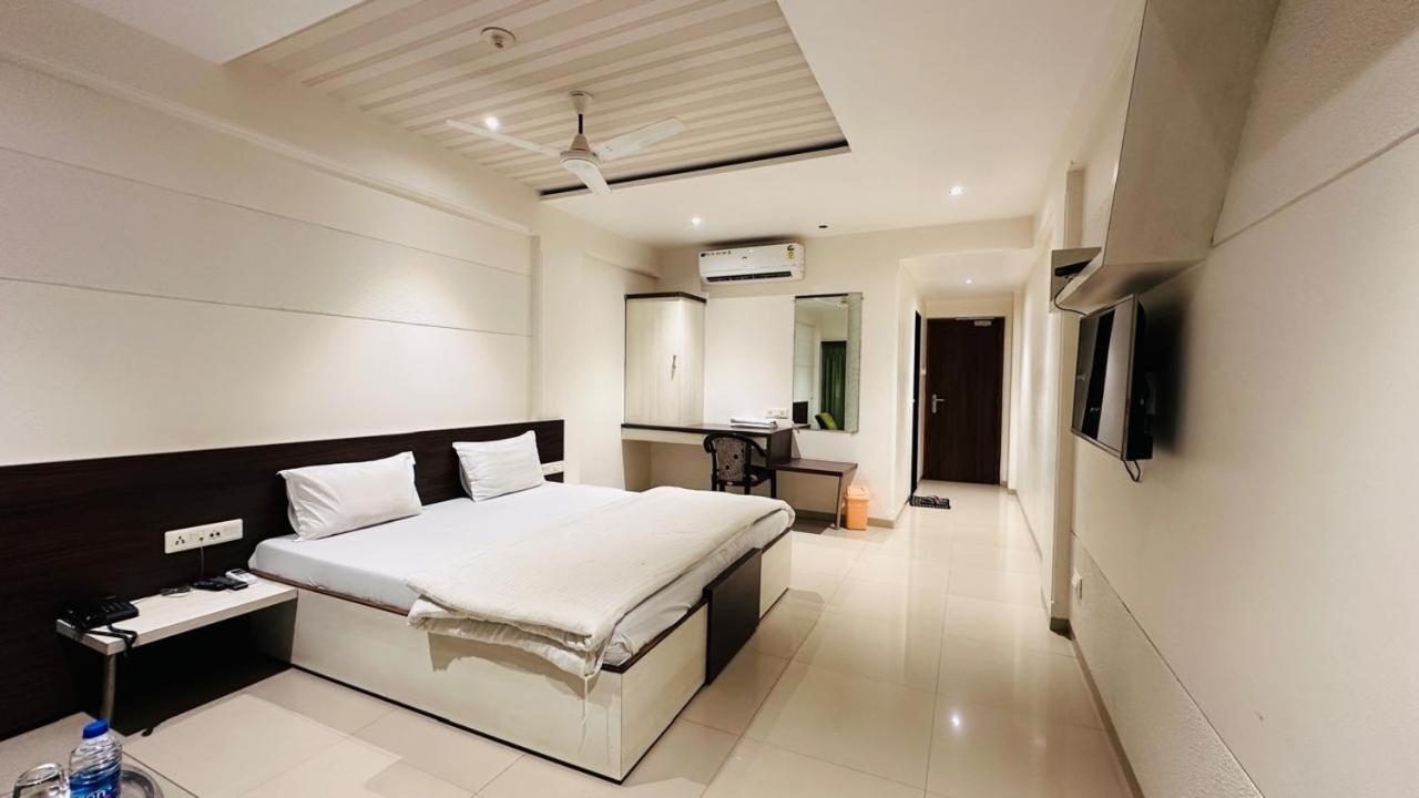Hotel Ostria Surat Dış mekan fotoğraf