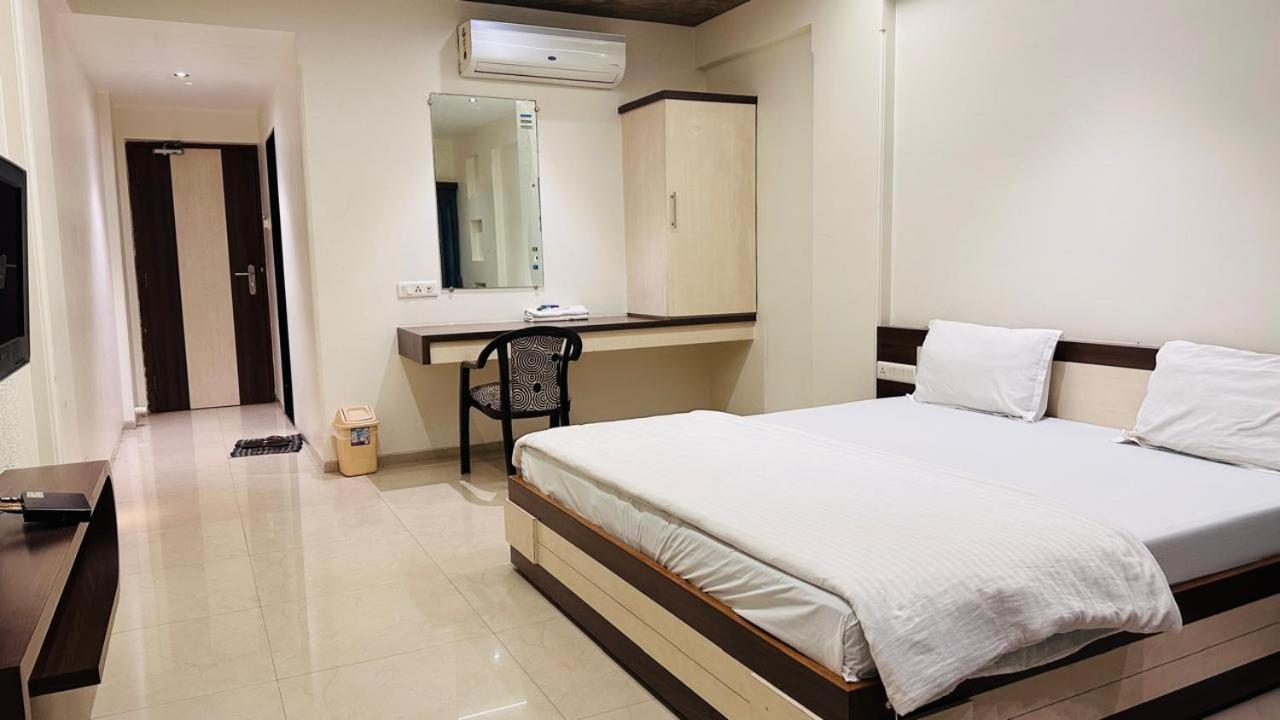 Hotel Ostria Surat Dış mekan fotoğraf